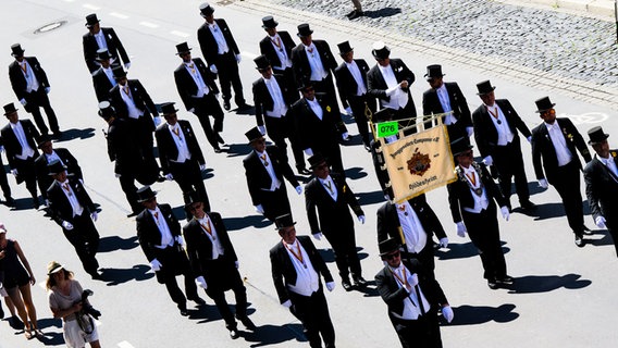 Die Jungesellen-Kompanie Hildesheim läuft beim Schützenausmarsch durch die Innenstadt. © dpa Foto: Julian Stratenschulte