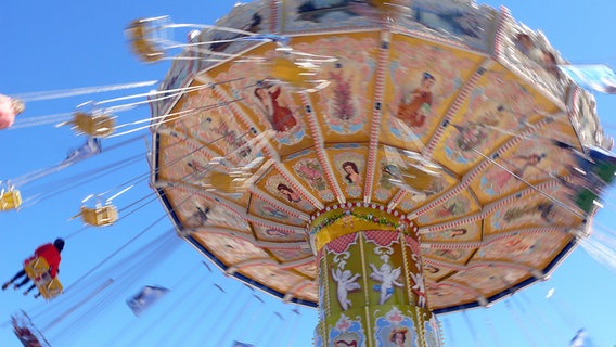 Ein Kettenkarussel auf dem Schützenfest Hannover dreht sich. © picture alliance/vizualeasy | Jens Schade Foto: Jens Schade