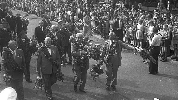 Männer tragen Girlanden und Sträuße beim Festzug zum Bundesschießen im Jahre 1955 in Hannover. © HAZ-Hauschild-Archiv, Historisches Museum Hannover 