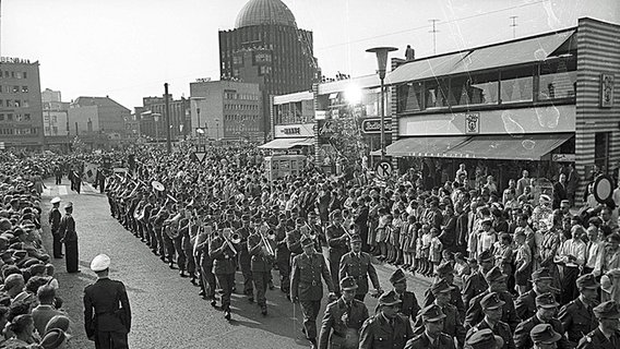 Historische Aufnahme vom 03.07.1955: Festzug beim Bundesschießen in Richtung Anzeiger-Hochhaus in Hannover. © HAZ-Hauschild-Archiv, Historisches Museum Hannover 