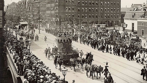 Schwarzweiß-Foto vom Festumzug zum 14. Deutschen Bundesschießen 1903 in der Goethestraße in Hannover. © Historisches Museum Hannover 