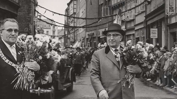 Historisches Foto vom Schützenausmarsch durch die Kramerstraße mit Oberbürgermeister Holweg in Hannover. © Historisches Museum Hannover 