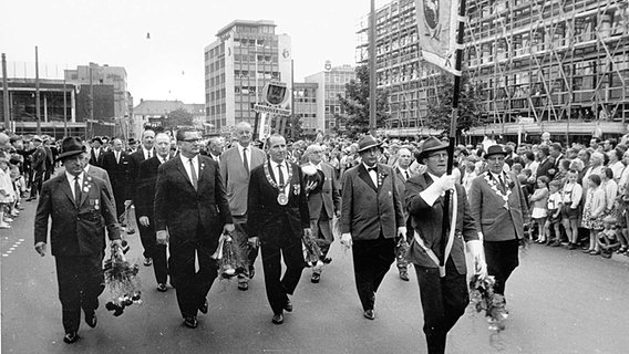 Historische Aufnahme vom Schützenfest-Aufmarsch 1965 in der Georgstraße in Hannover. © Historisches Museum Hannover 