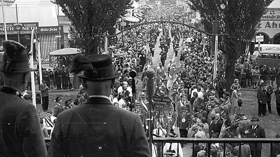 Historische Aufnahme vom Festzug zum Bundesschießen in Hannover. © Historisches Museum Hannover 