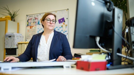 Eine Schulleiterin sitzt an einem PC in einem Büro. © dpa-Bildfunk Foto: Philipp Schulze