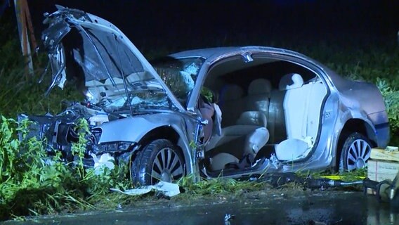 Ein zerstörtes Autowrack steht an einer Unfallstelle. © TeleNewsNetwork 