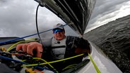 Heiko Kröger segelt bei Wind und Regen auf dem Steinhuder Meer in der Region Hannover. © NDR 