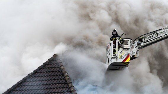 Feuerwehrkräfte bekämpfen einen Brand in einem Einfamilienhaus in der Region Hannover. © dpa Foto: Julian Stratenschulte