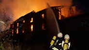 Feuerwehrleute löschen eine brennende Halle auf dem Gelände einer ehemaligen Ziegelei in Sehnde. © Hannover Reporter 