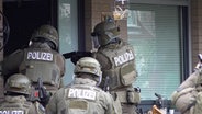 Ein Spezialeinsatzkommando stürmt ein Reihenhaus in Hannover © TeleNewsNetwork 