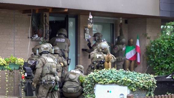 Ein Spezialeinsatzkommando stürmt ein Reihenhaus in Hannover © TeleNewsNetwork 