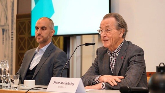 Franz Müntefering und Oberbürgermeister Belit Onay sprechen auf der Pressekonferenz des 13. Deutschen Seniorentages. © BAGSO/Sachs 