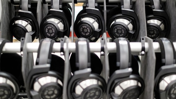 Kopfhörer hängen in der Produktion bei Sennheiser. © dpa-Bildfunk Foto: Ole Spata