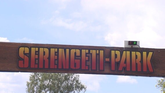 Auf einem Schild steht "Serengeti-Park". © HannoverReporter 