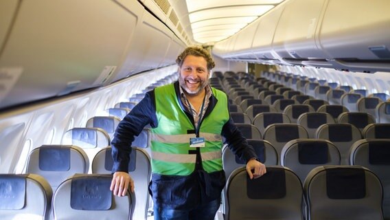 Fabrizio Sepe, Geschäftsführer des Serengeti-Parks, steht in seinem neuen Airbus A310 10+23. © dpa-Bildfunk Foto: Ole Spata