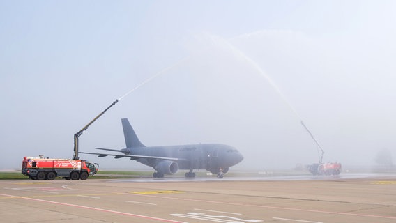 Ein Airbus A310 10+23 wird am Flughafen Hannover von der Flughafenfeuerwehr mit Wasserspalier empfangen. © dpa-Bildfunk Foto: Ole Spata