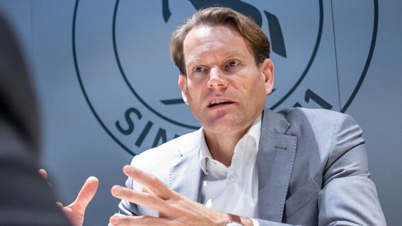 Nikolai Setzer, Mitglied des Vorstandes, Continantal AG, spricht während eines Interviews. © dpa Foto: Peter Steffen