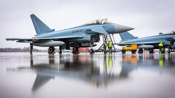 Kampfflugzeuge vom Typ Eurofighter stehen im Rahmen der Übung "Hannover Shield" auf dem Gelände vom Flughafen Hannover-Langenhagen. © Moritz Frankenberg/dpa Foto: Moritz Frankenberg