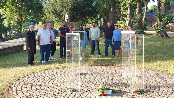 Mitglieder des Jungen Forums gegen Antiziganismus am Nienburger Mahnmal für die Opfer des Nationalsozialismus. © NDR Foto: Jon Mendrala