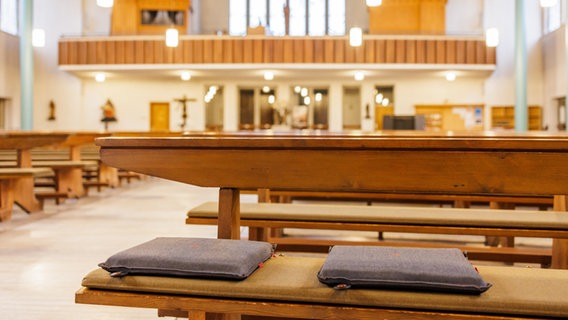 Beheizbare Sitzkissen liegen in der Kirche der Gemeinde St. Josef in Salzgitter Lebenstedt. © picture alliance/dpa | Ole Spata Foto: Ole Spata