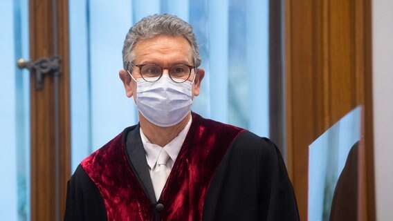 Thomas Smollich, Präsident des niedersächsischen Oberverwaltungsgerichts trägt eine Maske. © dpa Bildfunk Foto: Julian Stratenschulte
