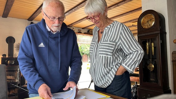 Renate und Siegfried Volkmer betrachten die Unterlagen einer mutmaßlich betrügerischen Solaranlagen-Firma © NDR Foto: Gino Egbers