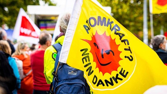 "Atomkraft? Nein danke" steht auf einer gelben Fahne. © Moritz Frankenberg/dpa Foto: Moritz Frankenberg/dpa