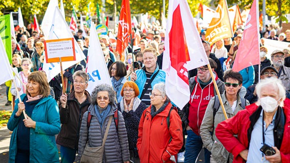 Demonstrierende mit Fahnen stehen nebeneinander. © Moritz Frankenberg/dpa Foto: Moritz Frankenberg/dpa