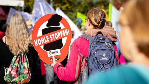 "Kohle stoppen" steht auf dem Schild einer Demonstrierenden. © Moritz Frankenberg/dpa Foto: Moritz Frankenberg/dpa
