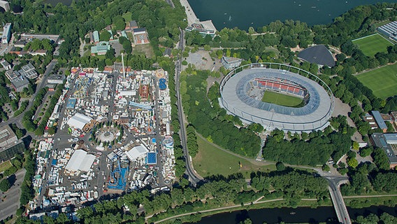 Eine Luftaufnahme zeigt das Neue Rathaus (oben links), den Maschsee, den Schützenplatz und das Stadion - die HDI-Arena. © picture alliance / dpa Foto: Julian Stratenschulte