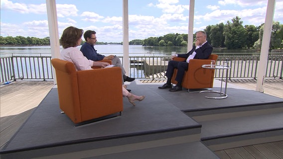 Ministerpräsident Stephan Weil (SPD) im Sommerinterview mit Martina Thorausch und Michael Orth. © NDR 