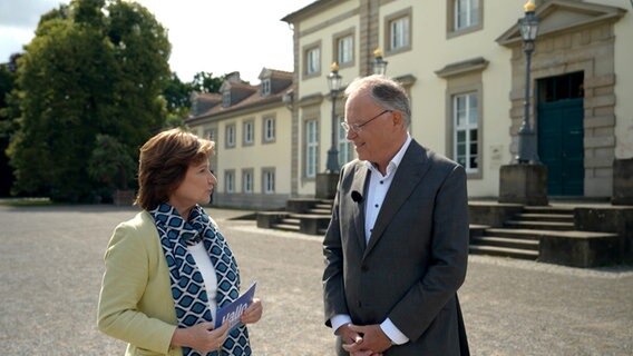Ministerpräsident Stephan Weil (SPD) im Interview mit der Leiterin der Redaktion Landespolitik des NDR Martina Thorausch. © NDR 