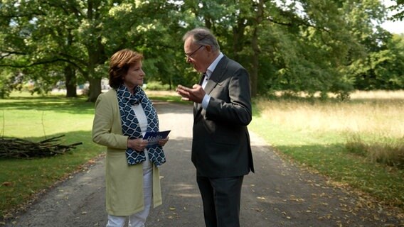 Ministerpräsident Stephan Weil (SPD) im Interview mit der Leiterin der Redaktion Landespolitik des NDR Martina Thorausch. © NDR 