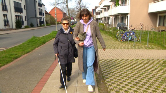 Nadja Haas hilft der blinden Regina Thalwitzer im Straßenverkehr. © NDR 
