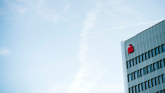 Gebäude der Sparkasse Hannover vor blauem Himmel mit dem roten Logo der Sparkasse auf der Hauswand. © NDR Foto: Julius Matuschik
