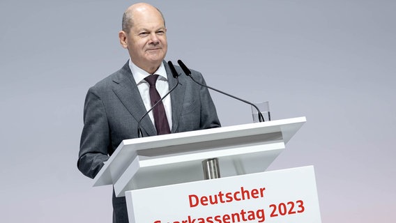 Bundeskanzler Olaf Scholz (SPD) spricht beim Deutschen Sparkassentag. © dpa-Bildfunk Foto: Sina Schuldt/dpa