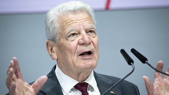 Joachim Gauck, Alt-Bundespräsident, spricht bei der Eröffnung des Deutschen Sparkassentages. © dpa-Bildfunk Foto: Sina Schuldt/dpa
