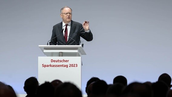 Stephan Weil (SPD), Ministerpräsident von Niedersachsen, spricht bei der Eröffnung des Deutschen Sparkassentages. © dpa-Bildfunk Foto: Sina Schuldt/dpa
