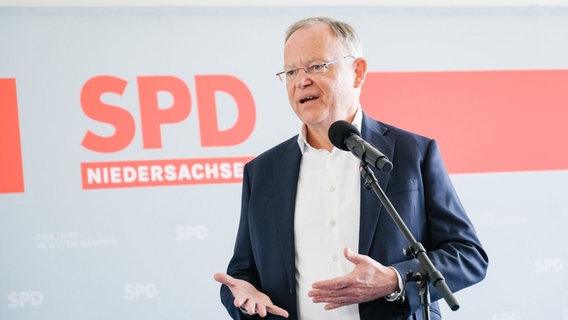 Stephan Weil (SPD), Ministerpräsident von Niedersachsen, spricht während der Vorstellung der Landtagswahlkampagne der niedersächsischen SPD im Bildungs- und Tagungszentrum Springe. © Ole Spata/dpa Foto: Ole Spata