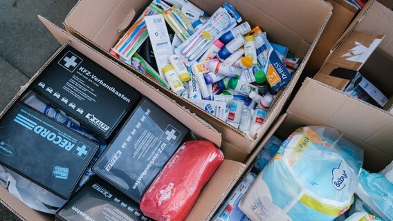 Kartons mit privaten Spenden und Hilfsgütern für die Ukraine. © dpa Foto: Ole Spata