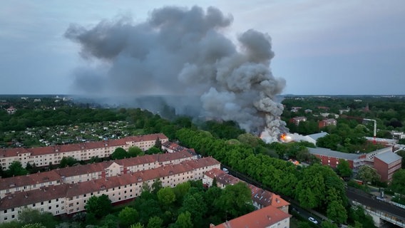 Rauch steigt von einer brennenden Turnhalle auf. © HannoverReporter 