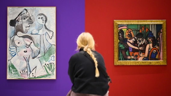 Eine Frau betrachtet im Sprengel Museum das Werk "Venus et l'Amour" von Pablo Picasso und das Werk "Der verlorene Sohn" von Max Beckmann. © dpa Foto: Julian Stratenschulte