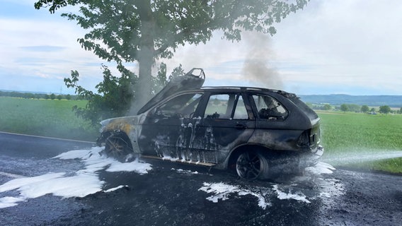 Ein Auto bei Springe (Region Hannover) ist komplett ausgebrannt. © Stadtfeuerwehr Springe 