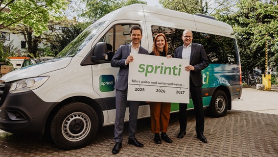 Regionspräsident Steffen Krach, ÜSTRA-Vorständin Denise Hain und Verkehrsdezernent Ulf-Birger Franz vor einem Sprinti-Bus Regionspräsident Steffen Krach, ÜSTRA-Vorständin Denise Hain und Verkehrsdezernent Ulf-Birger Franz vor einem Sprinti-Bus © Region Hannover Foto: Philipp Schröder