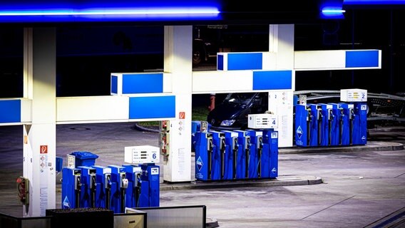 Eine Tankstelle bei Hannover. © dpa-Bildfunk Foto: Moritz Frankenberg