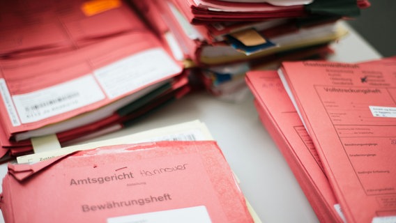 Viele Dokumente der Staatsanwaltschaft Hannover auf verschiedenen Stapeln. © NDR Foto: Julius Matuschik