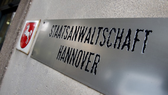 Ein Schild hängt am Eingang der Staatsanwaltschaft in Hannover. © picture alliance Foto: Julian Stratenschulte