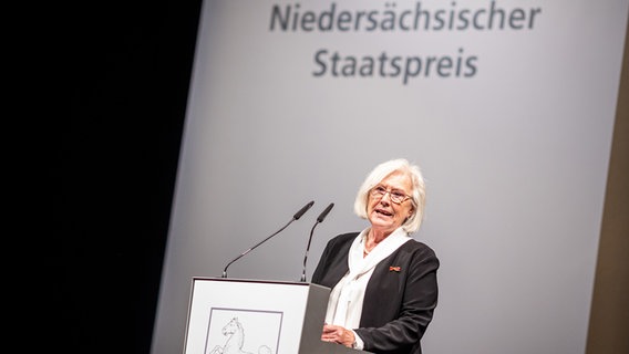 Edith Bischof hält bei der Preisverleihung vom Niedersächsischen Staatspreis in der Staatsoper Hannover eine Dankesrede. © dpa-Bildfunk Foto:  Moritz Frankenberg