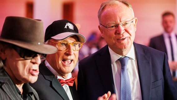 Musiker Udo Lindenberg (l-r), Komiker Otto Waalkes und Stephan Weil (SPD), Ministerpräsident von Niedersachsen, stehen im Hannover Congress Zentrum vor Beginn der Festveranstaltung. © Michael Matthey/dpa Foto: Michael Matthey