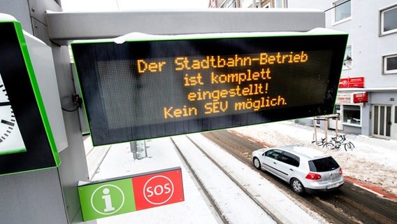 Eine Anzeige mit der Aufschrift ·Der Stadtbahn-Betrieb ist komplett eingestellt! Kein SEV möglich.· hängt an der Haltestelle der Stadtbahn. © dpa-Bildfunk Foto: Hauke-Christian Dittrich